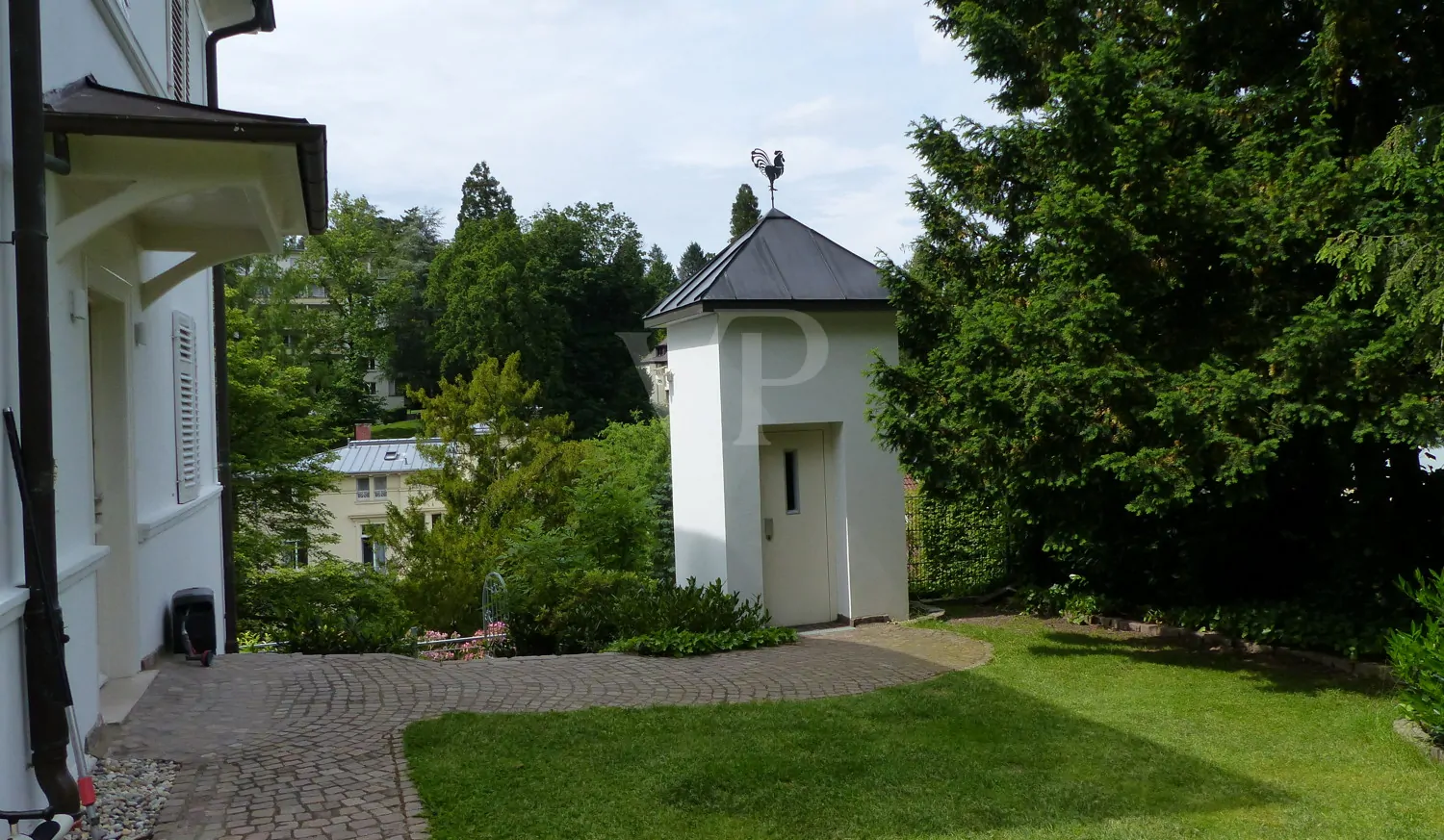 PAußenansicht mit Grünfläch