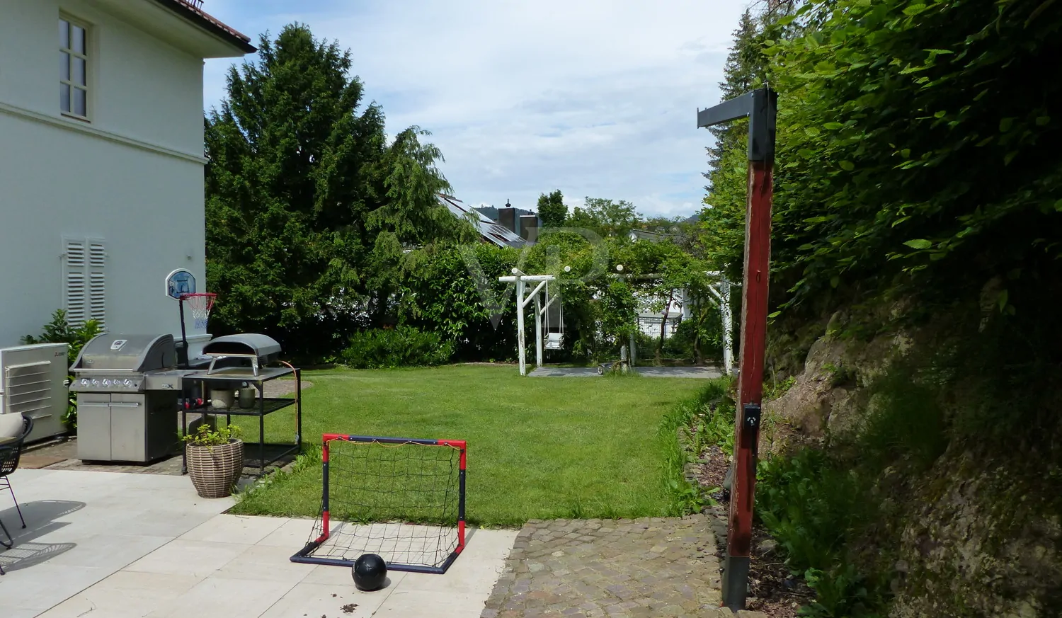 Außenansicht mit Grünfläche