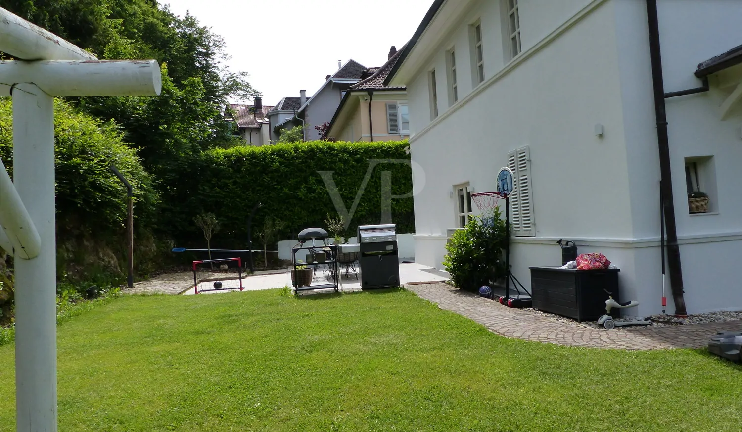 Außenansicht mit Grünfläch