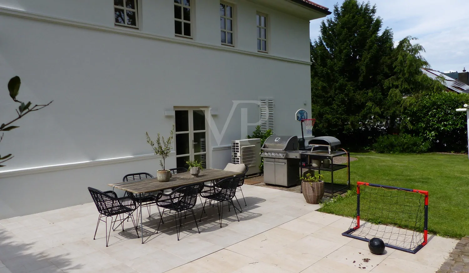 Außenansicht mit Terrasse