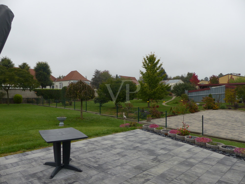 Terrasse mit Blick in den Garten
