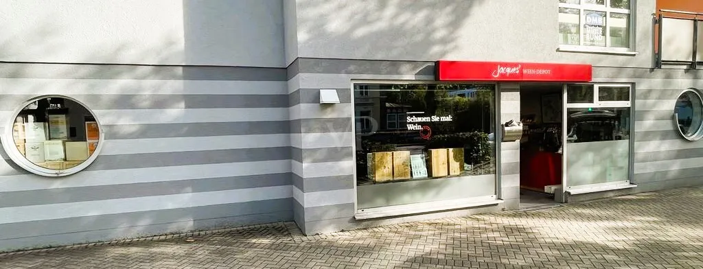 Aussenansicht mit Logo und Rundfenster