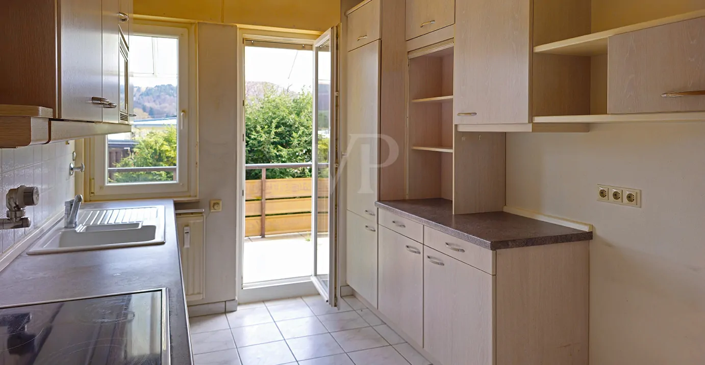 Küche mit Zugang zur Dachterrasse