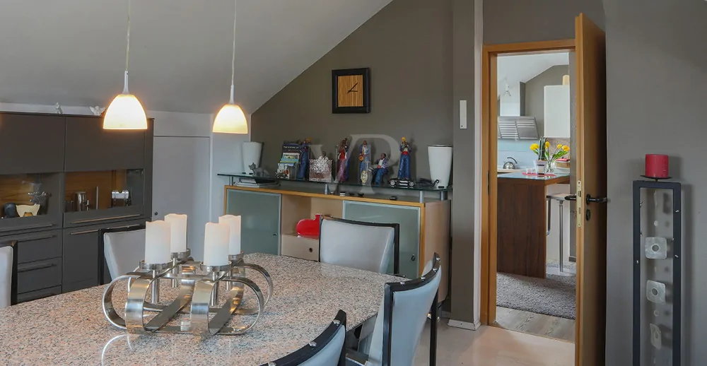 Esszimmer im DG mit Zugang zur Küche