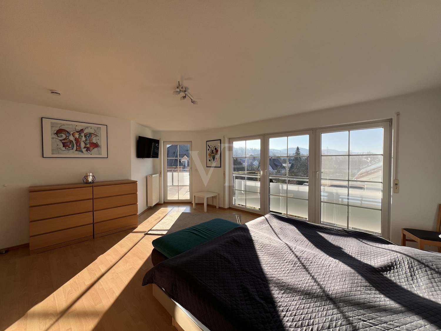 Schlafzimmer Obergeschoss mit Zugang zum Balkon