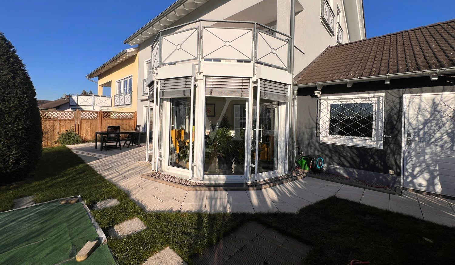 Grünfläche und Terrasse