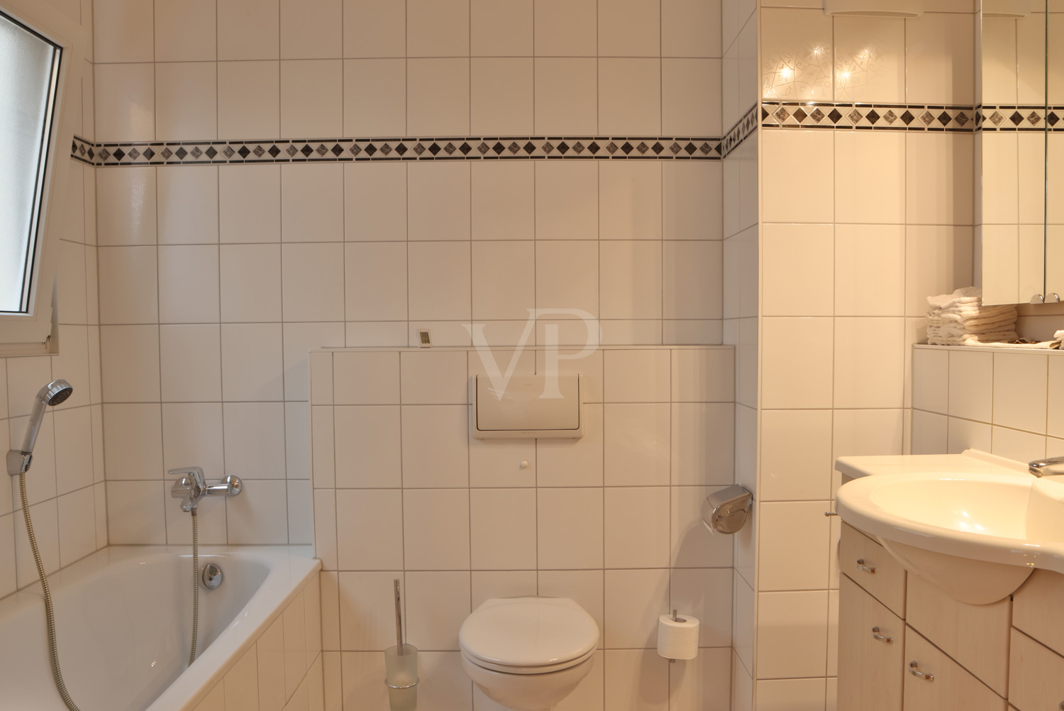 Bad mit Badewanne und Dusche