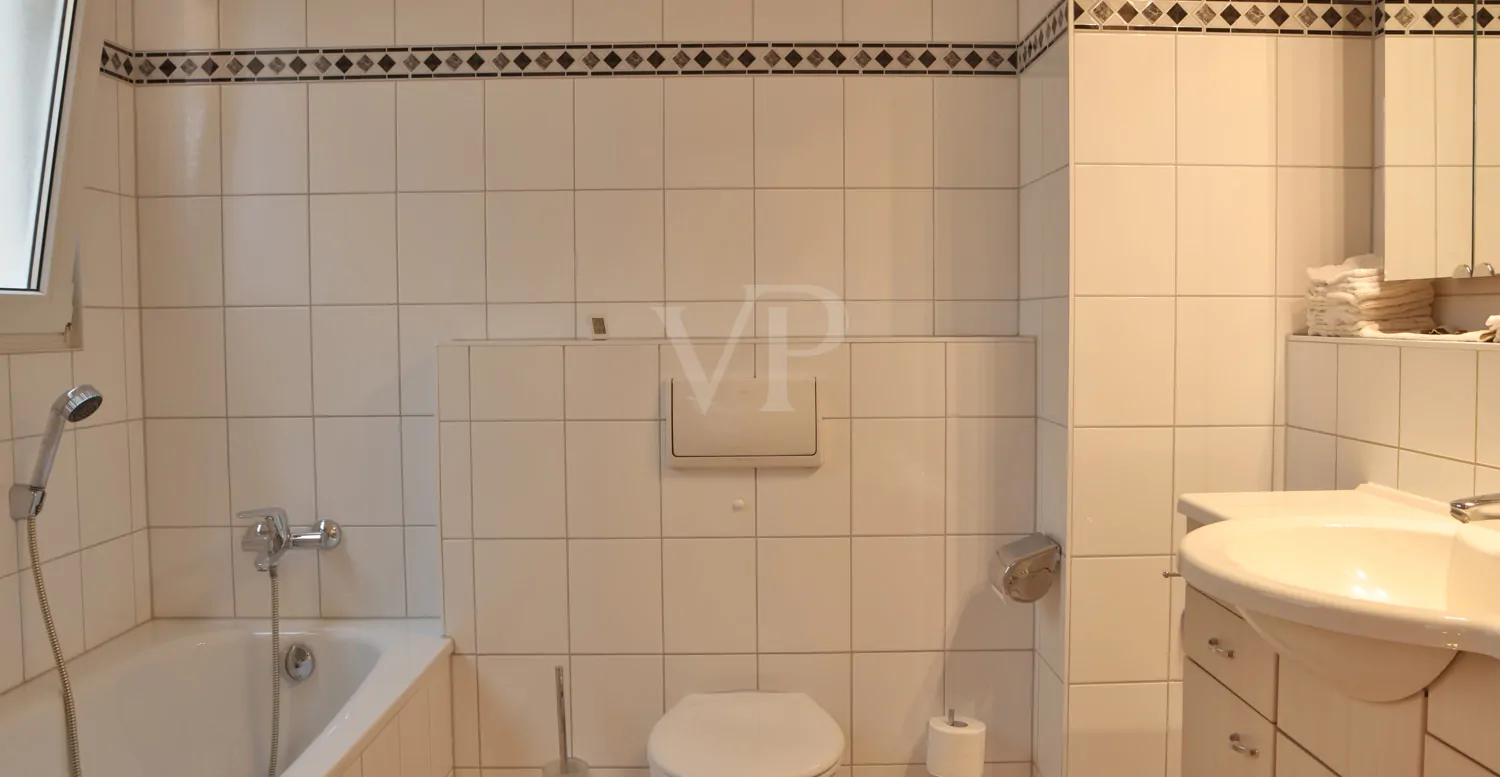 Bad mit Badewanne und Dusche