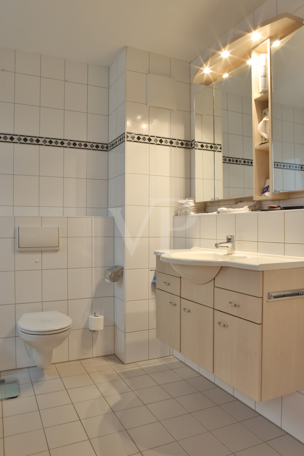 Bad mit Badewanne und Dusche