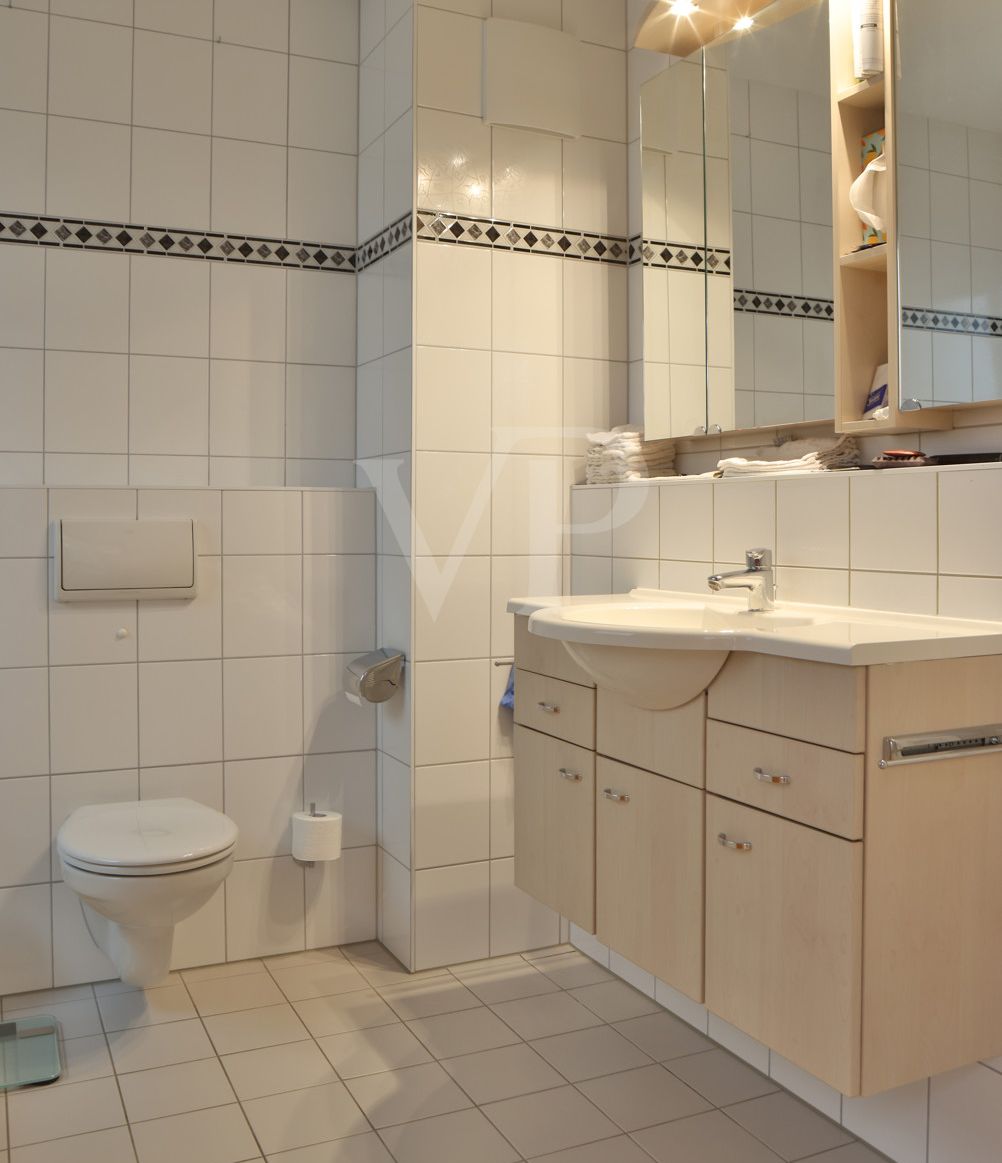 Bad mit Badewanne und Dusche