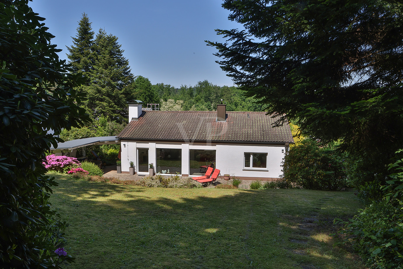 Blick aus Garten auf Rückseite des Hauses