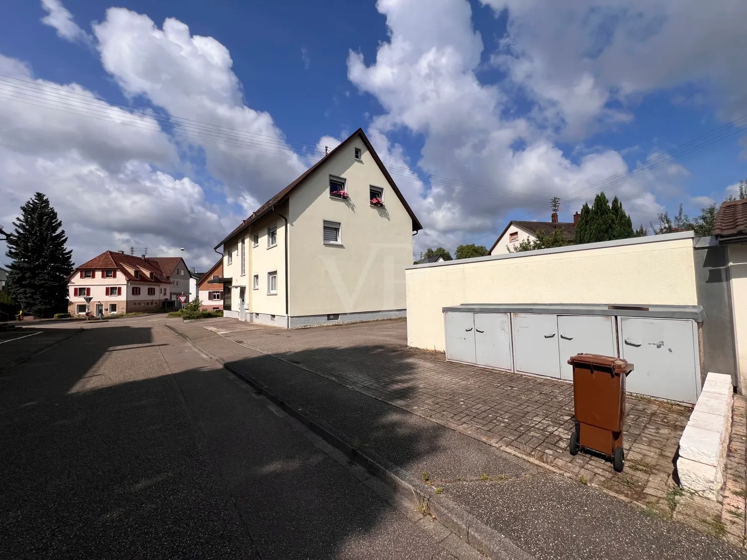 Außenansicht mit Garagen