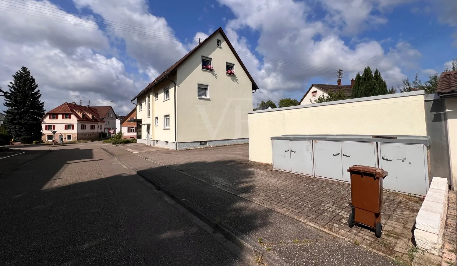 Außenansicht mit Garagen