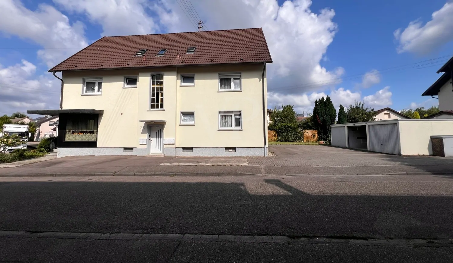 Außenansicht mit Garagen