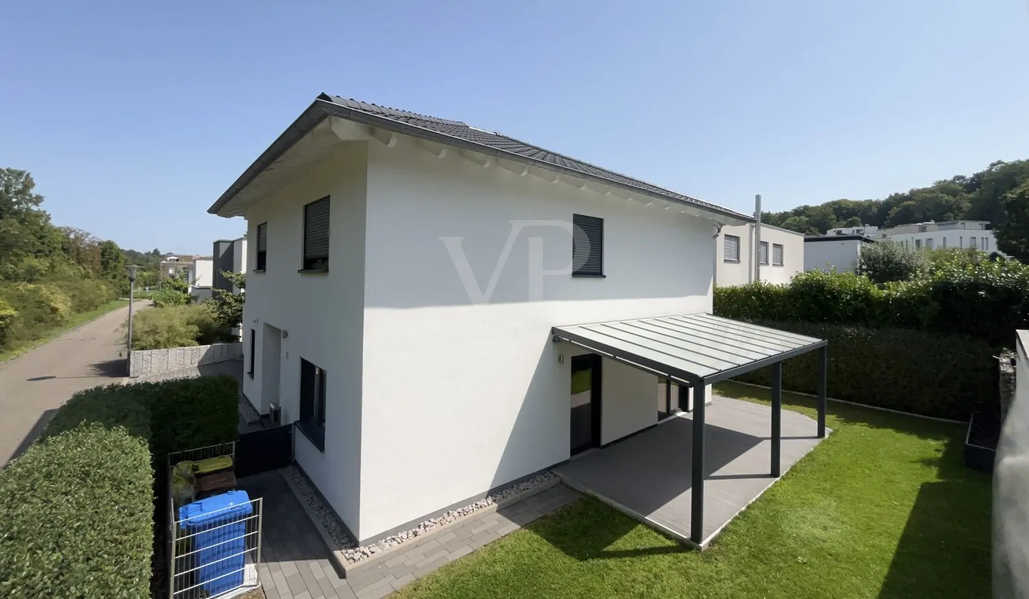 Außenfläche mit überdachter Terrasse