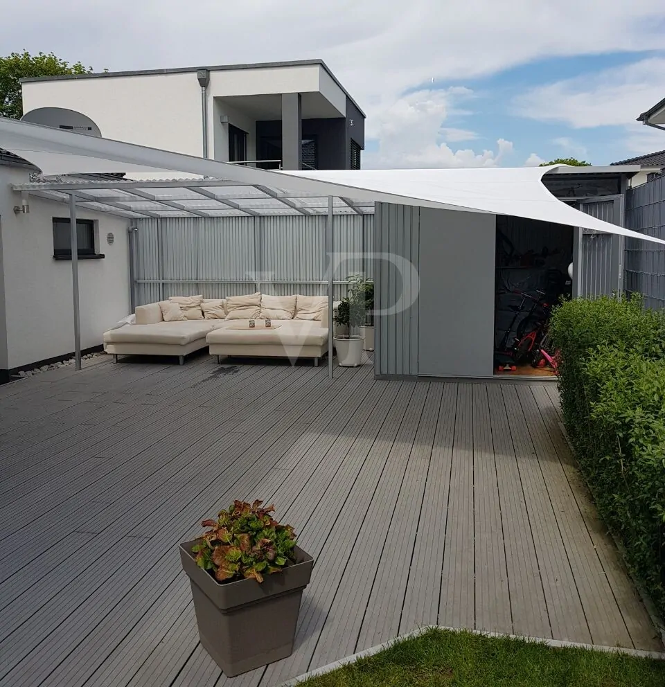 Weitere Terrasse mit Gartenhaus