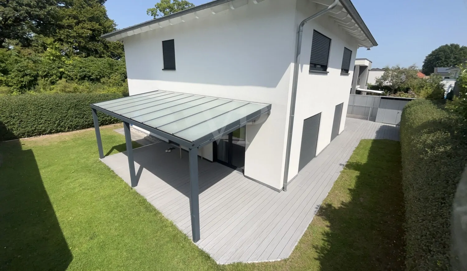 Außenfläche mit überdachter Terrasse