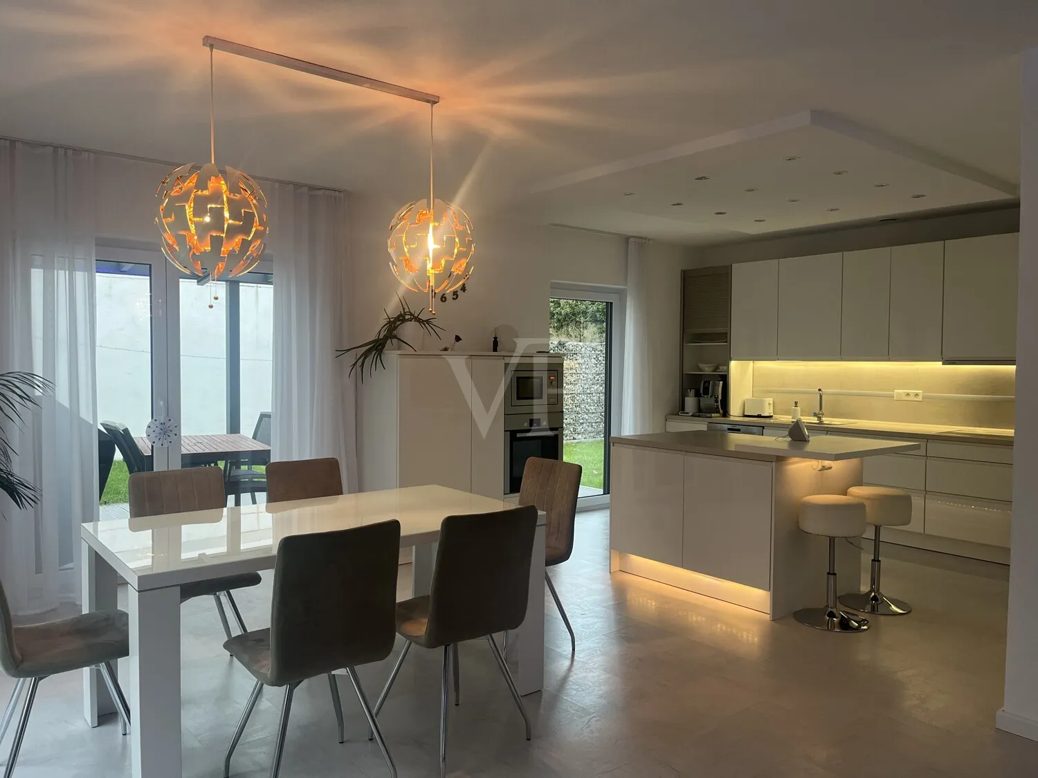 Küchen und Essbereich