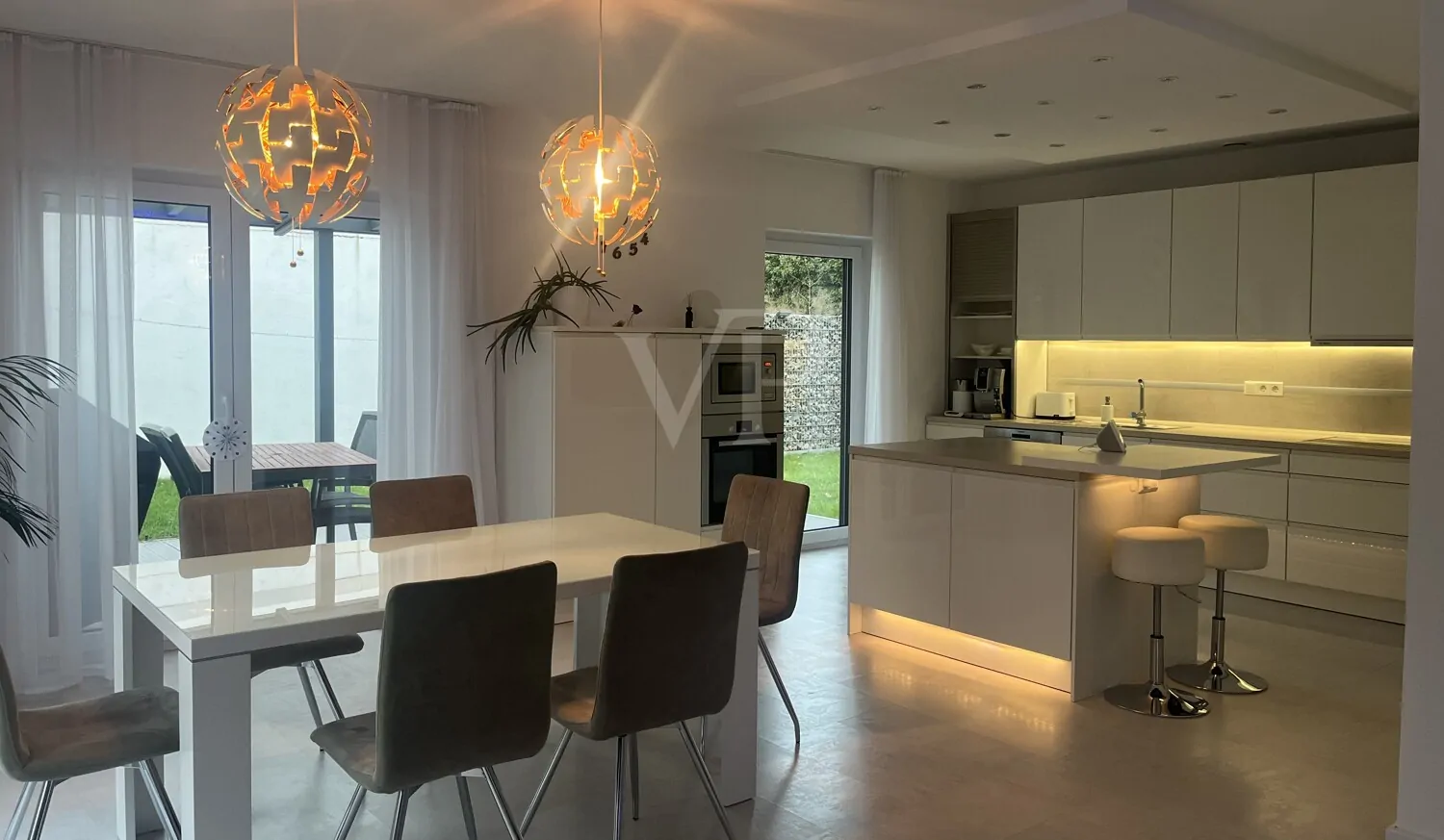 Küchen und Essbereich