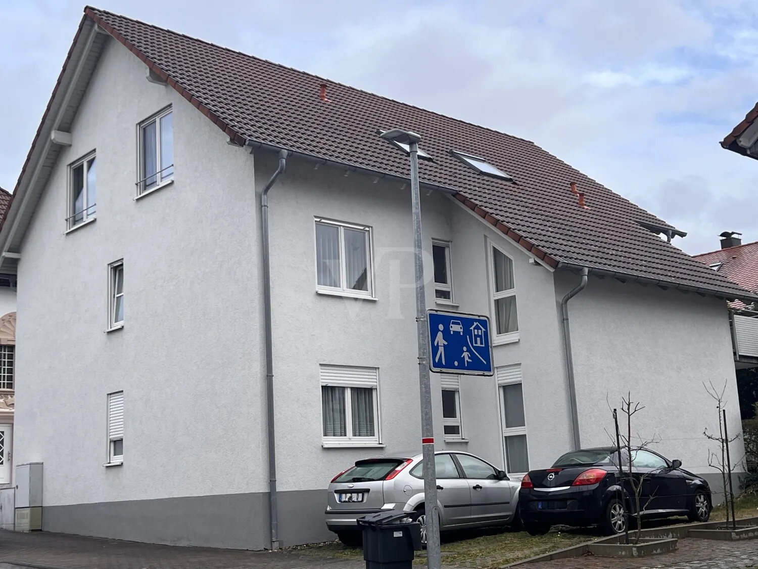 Außenansicht mit Stellplatz