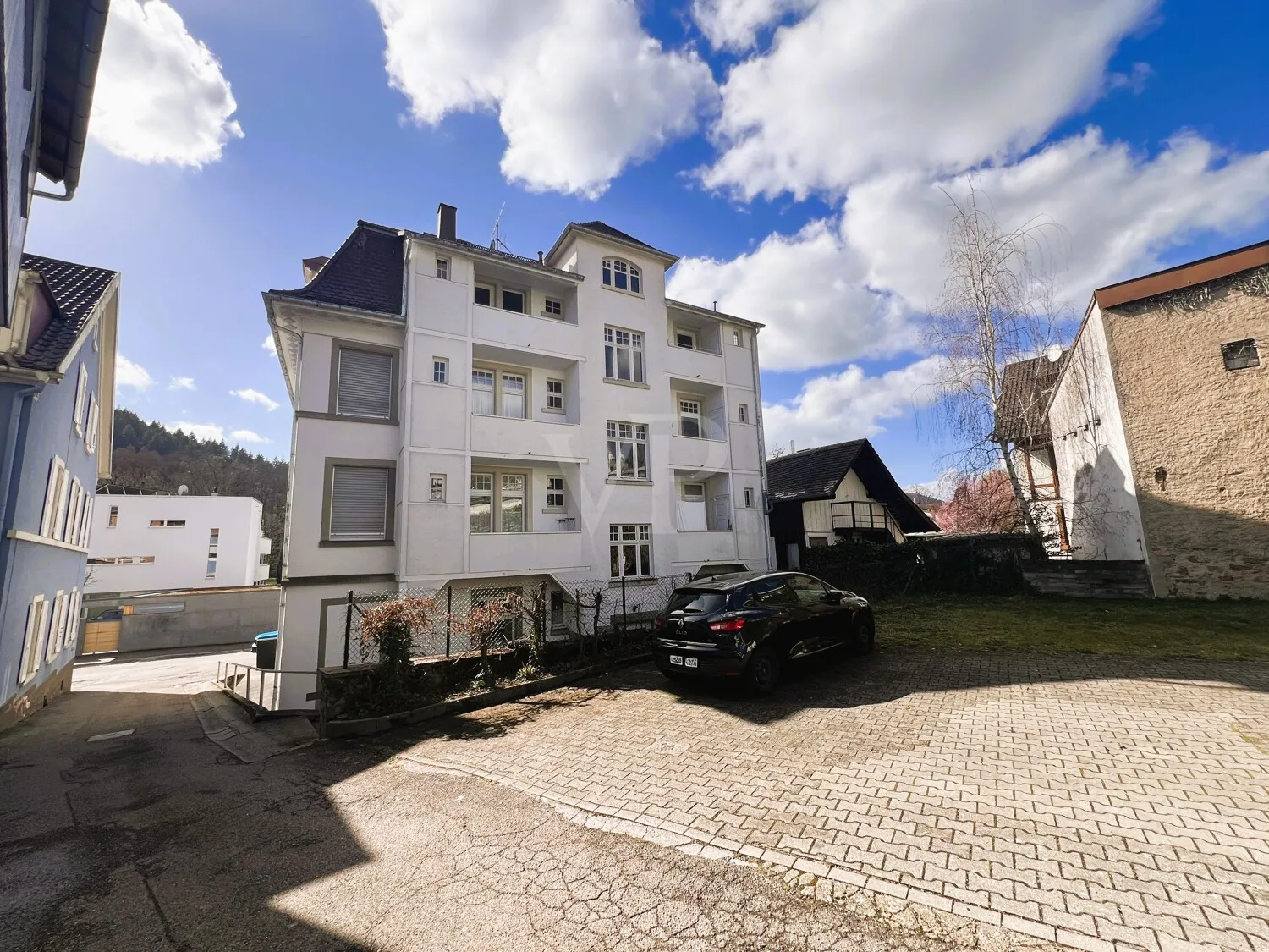 Aussenansicht Hof, Parkplatz