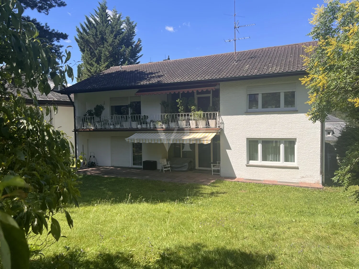 Aussenansicht Terrasse mit Garten