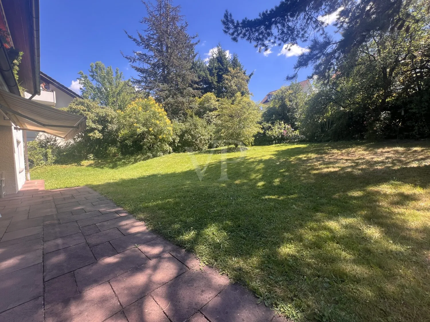 Aussenansicht Terrasse mit Garten
