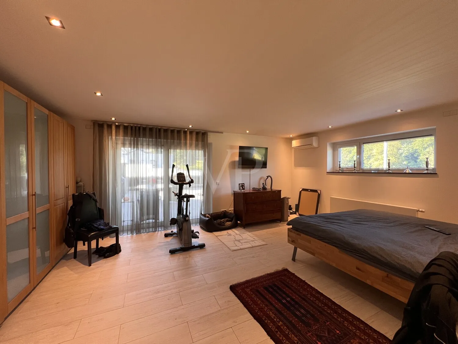 Schlafzimmer mit Zugang zur Hauptterrasse