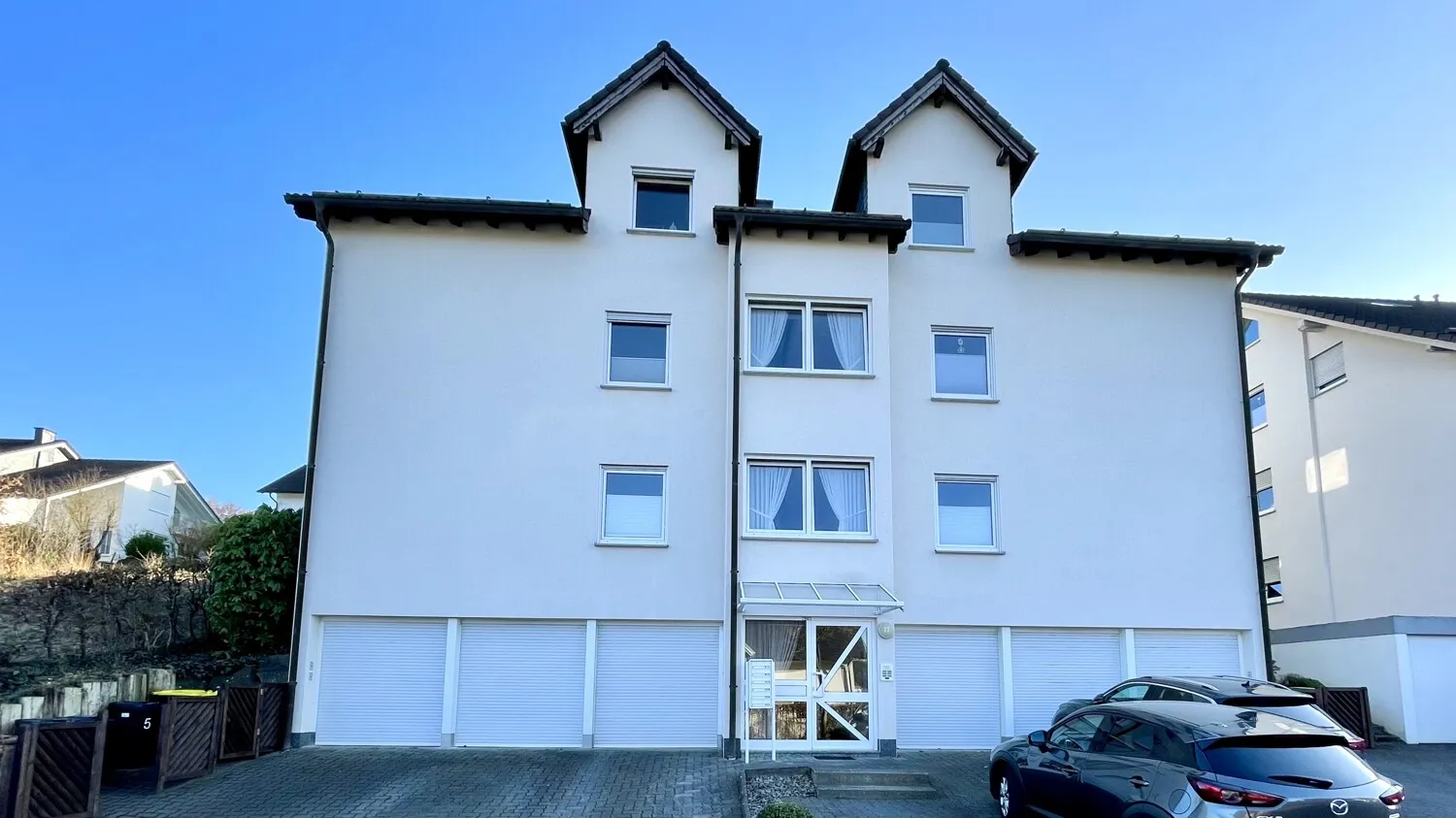 Helle Dachgeschosswohnung mit sonniger Loggia und Garage