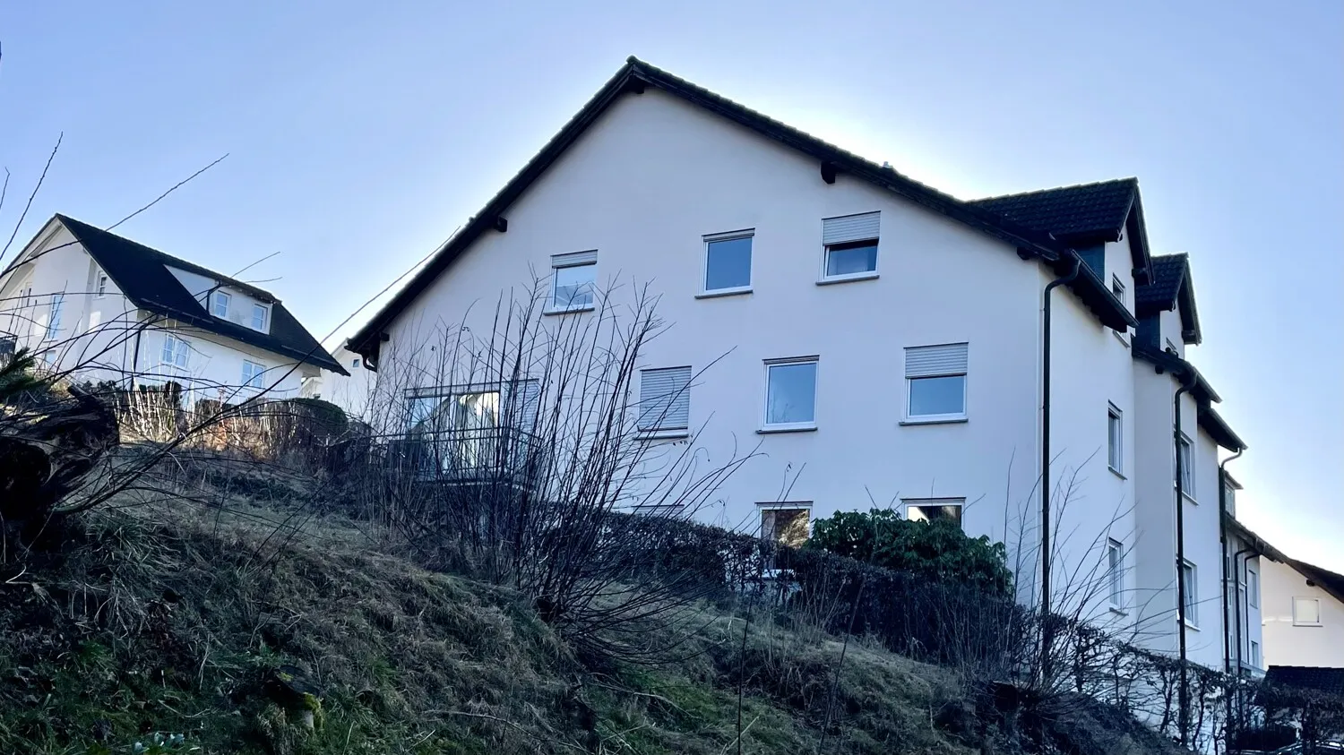 Helle Dachgeschosswohnung mit sonniger Loggia und Garage