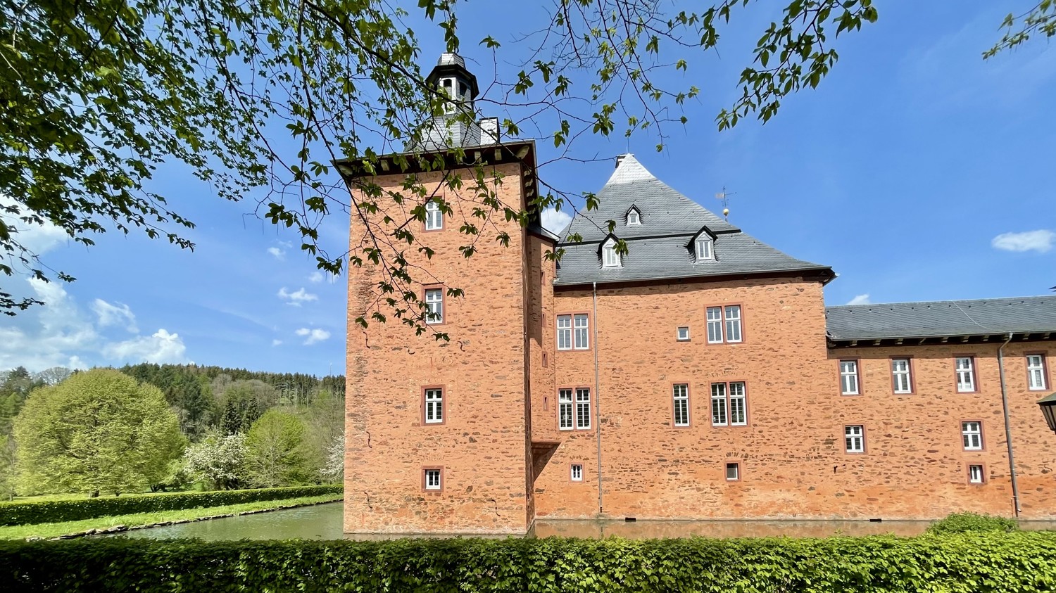 Geschichtsträchtig wohnen im Wasserschloss am Rothaarsteig