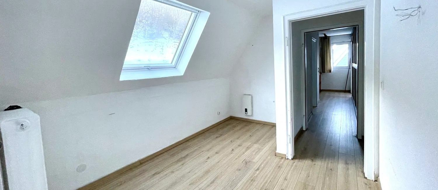 Einfamilienhaus auf großzügigem Grundstück mit modernisierten Elementen