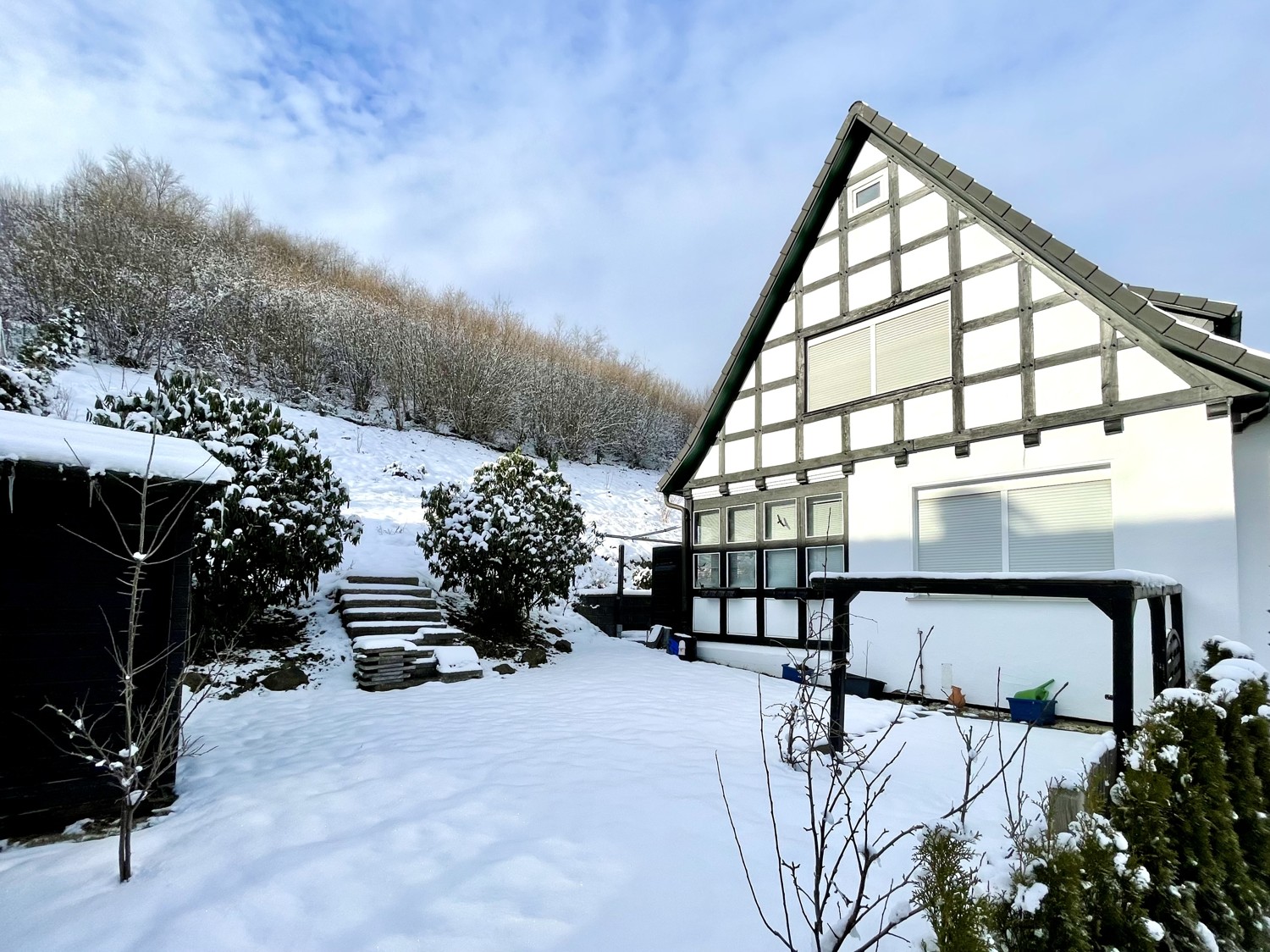 Einfamilienhaus auf großzügigem Grundstück mit modernisierten Elementen