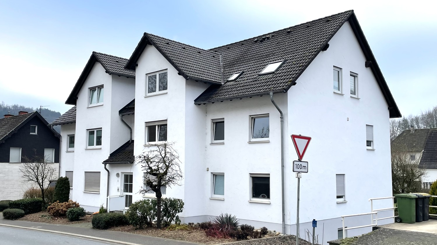 Schöne Dachgeschosswohnung mit Garagenstellplatz