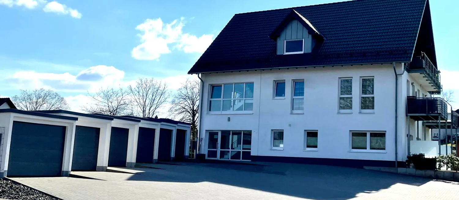 Mehrfamilienhaus mit Garagen