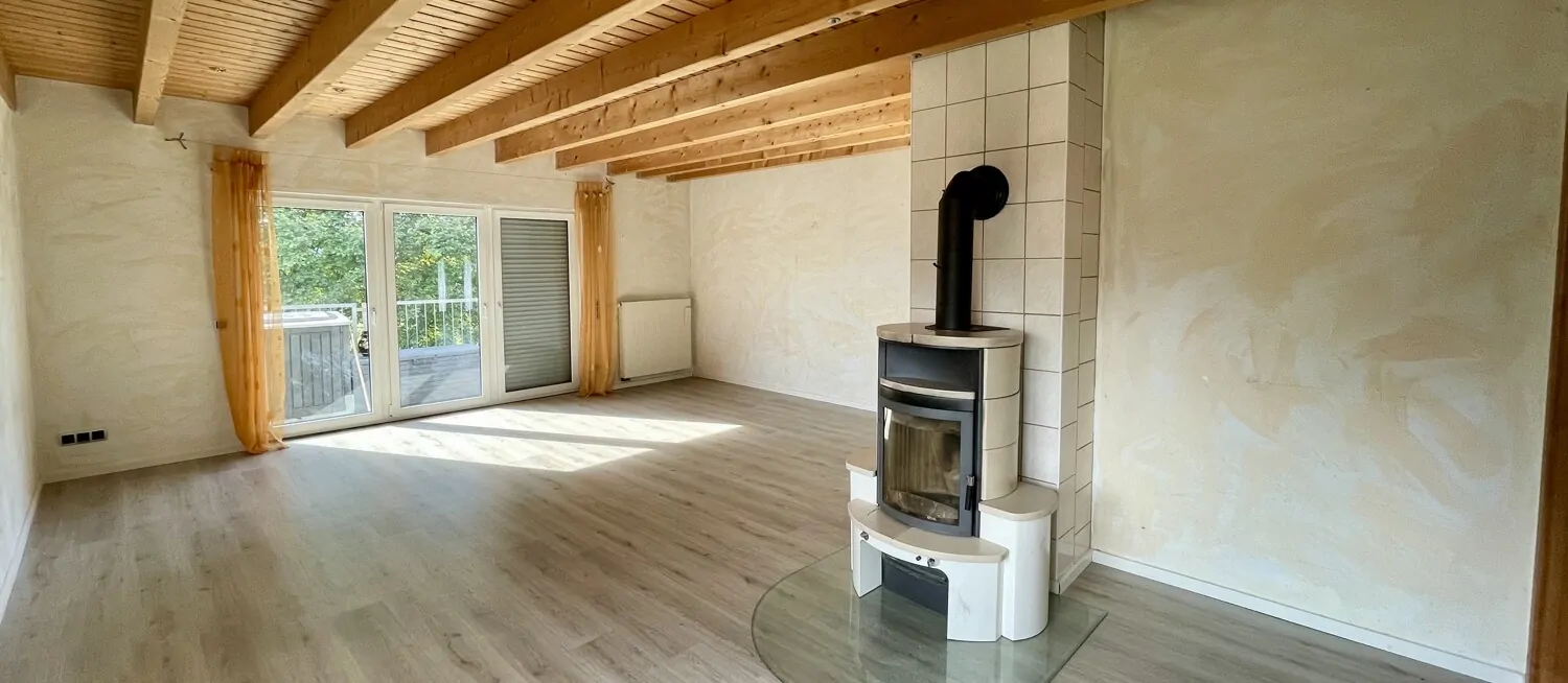 Wohnzimmer mit Zugang zum Balkon