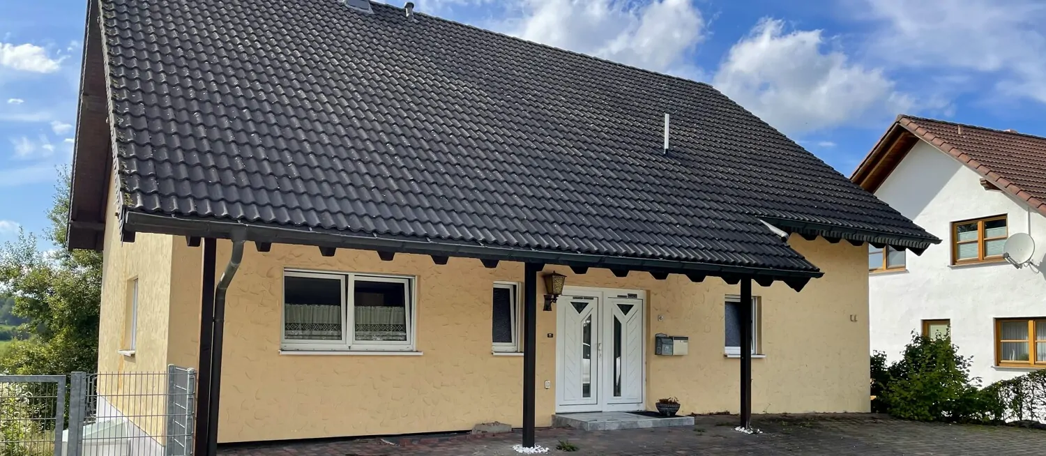 Großzügige Erdgeschosswohnung im Dreifamilienhaus