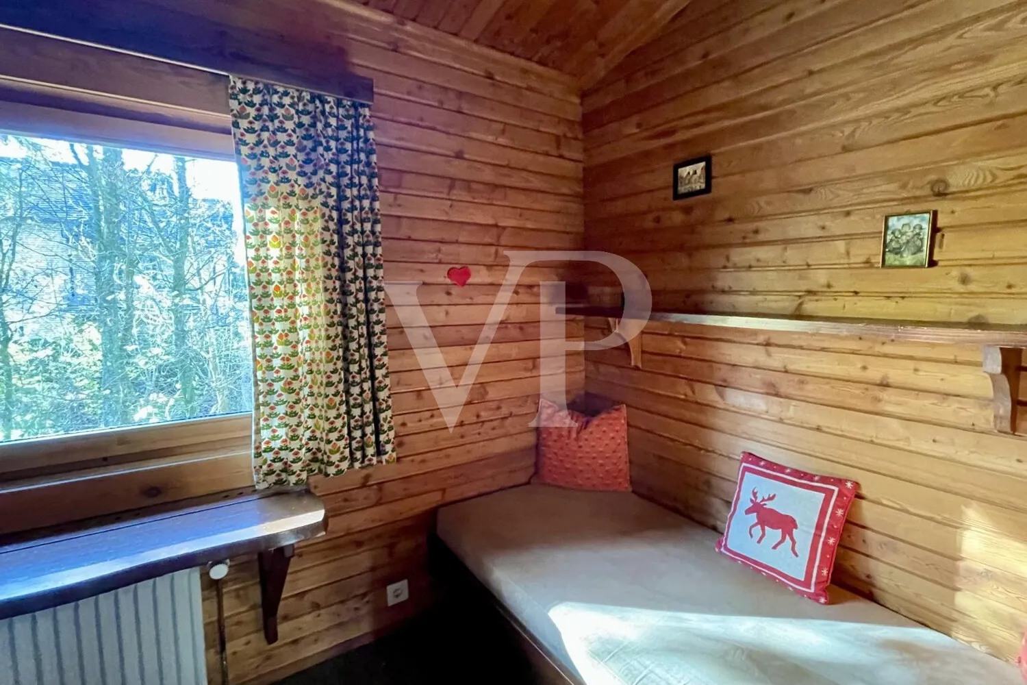 Blockhaus am Waldrand auf sehr großem Grundstück mit Teich und Bachlauf