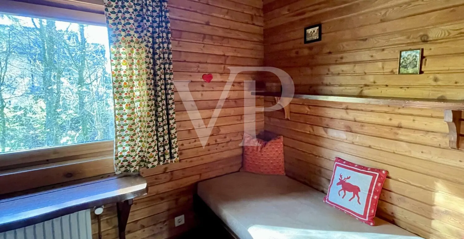 Chalet en rondins en bordure de forêt, sur une très grande propriété avec étang et ruisseau.