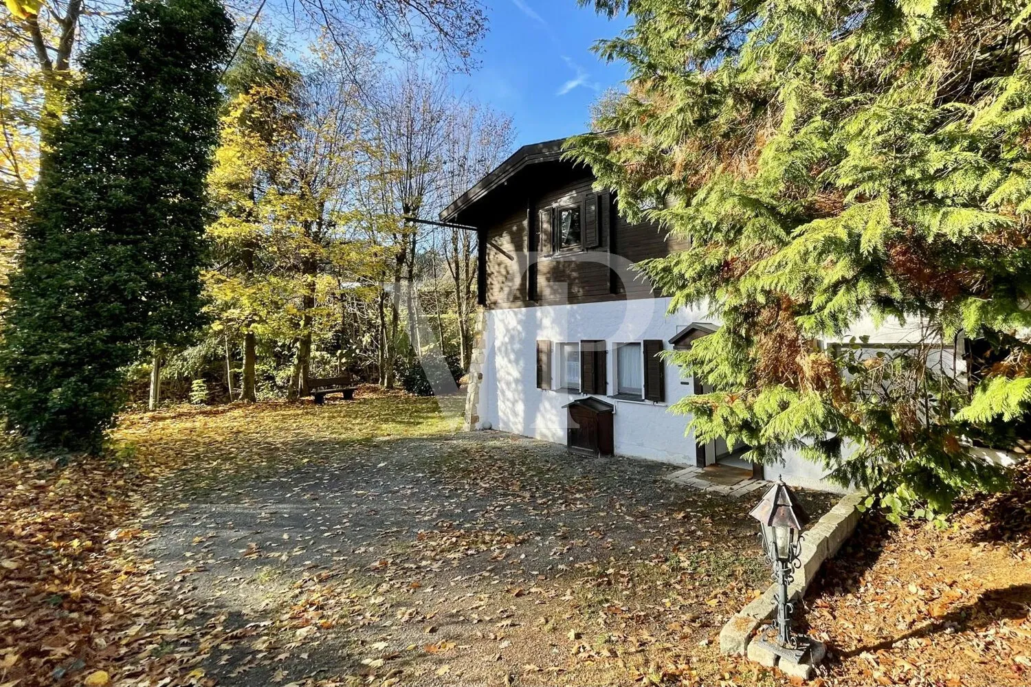 Blockhaus am Waldrand auf sehr großem Grundstück mit Teich und Bachlauf