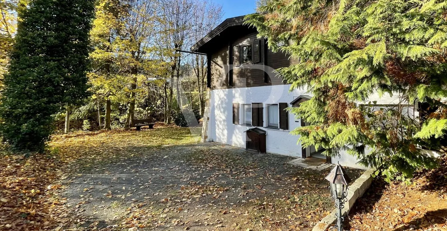 Chalet en rondins en bordure de forêt, sur une très grande propriété avec étang et ruisseau.