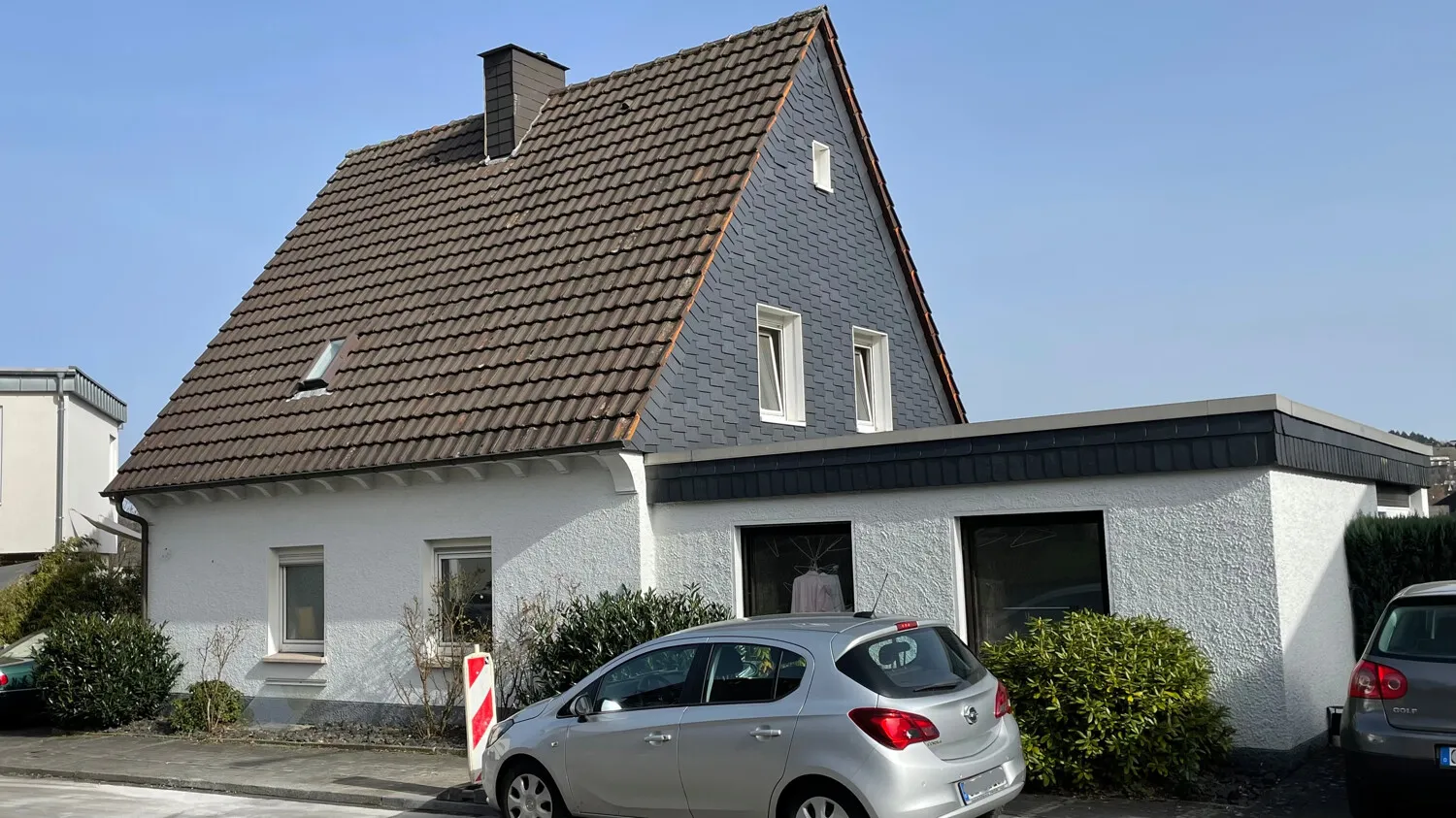 Straßenansicht mit Anbau
