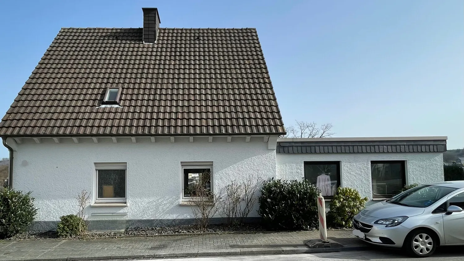 Straßenansicht mit Anbau