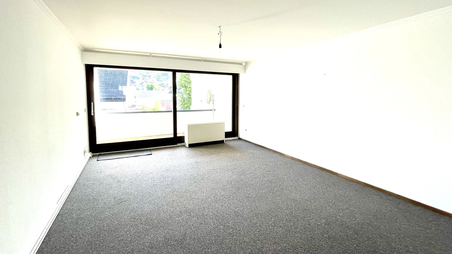 Wohnzimmer mit Zugang zum Balkon