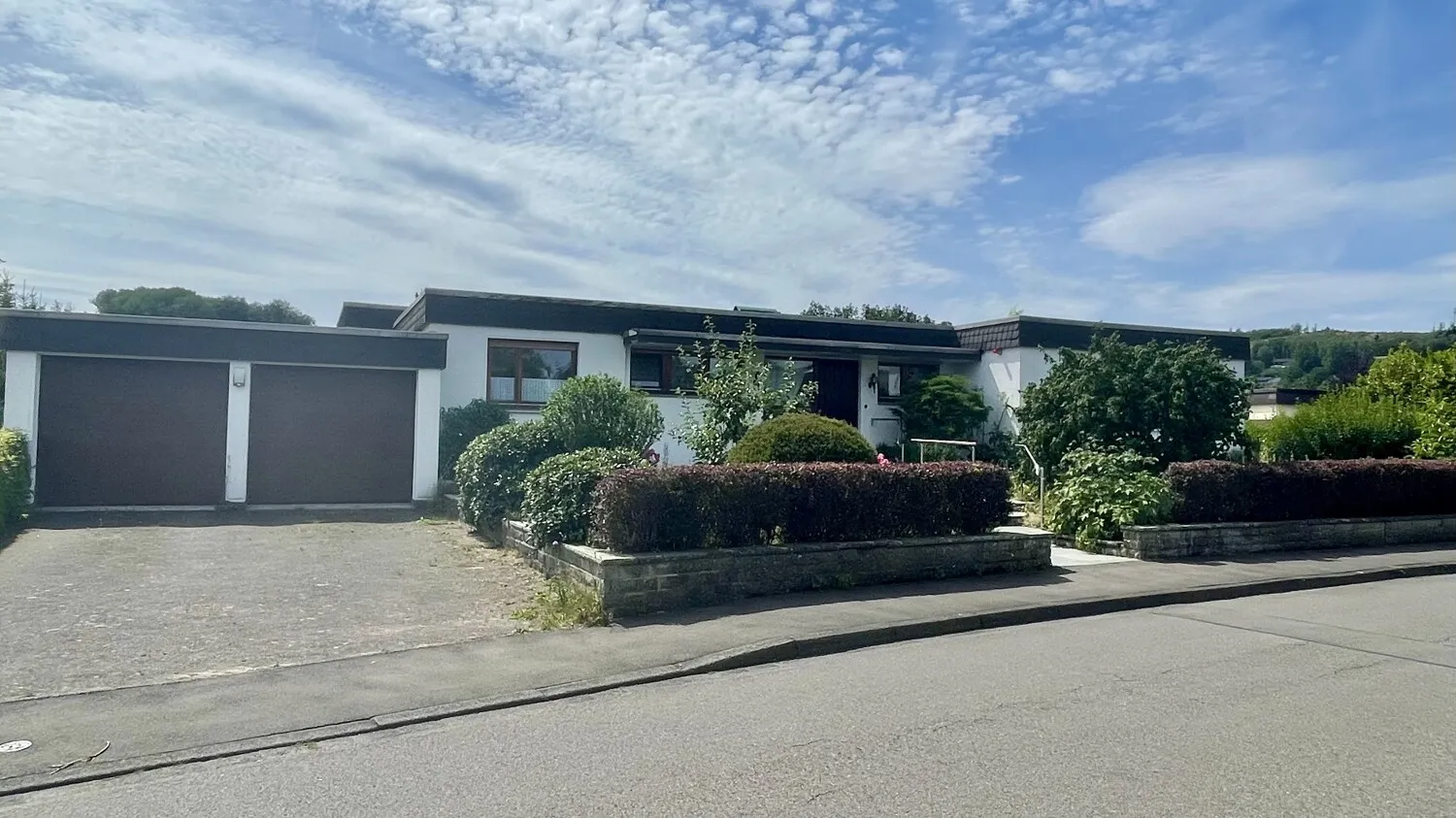 Straßenansicht mit Garagen