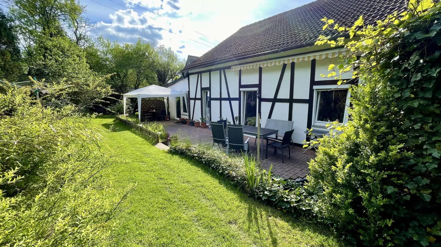 Gartenansicht mit Terrasse