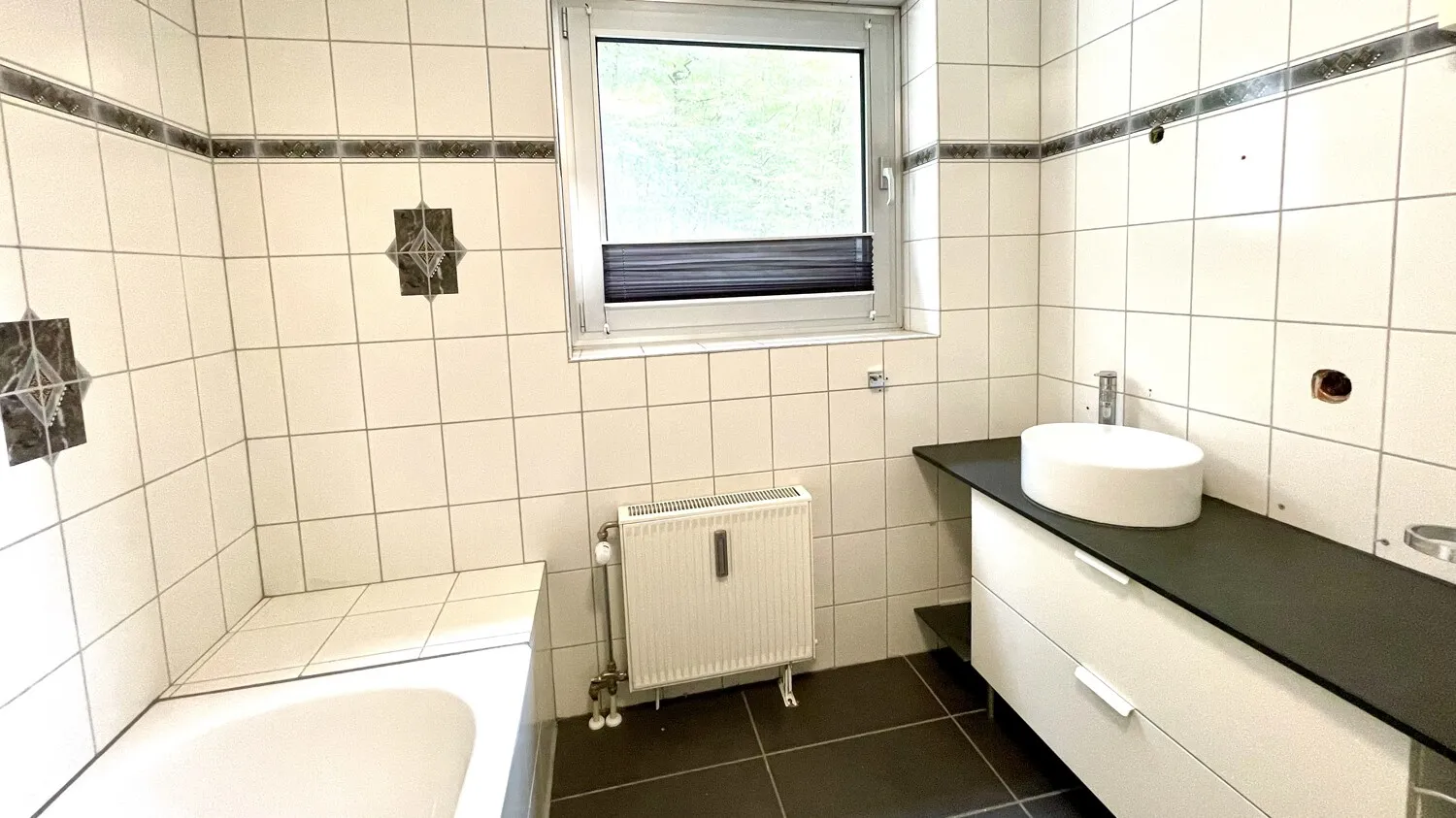 Bad mit Dusche und Badewanne