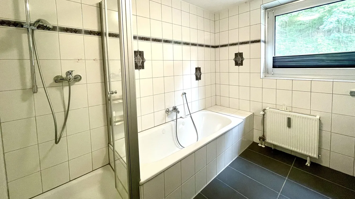 Bad mit Dusche und Badewanne