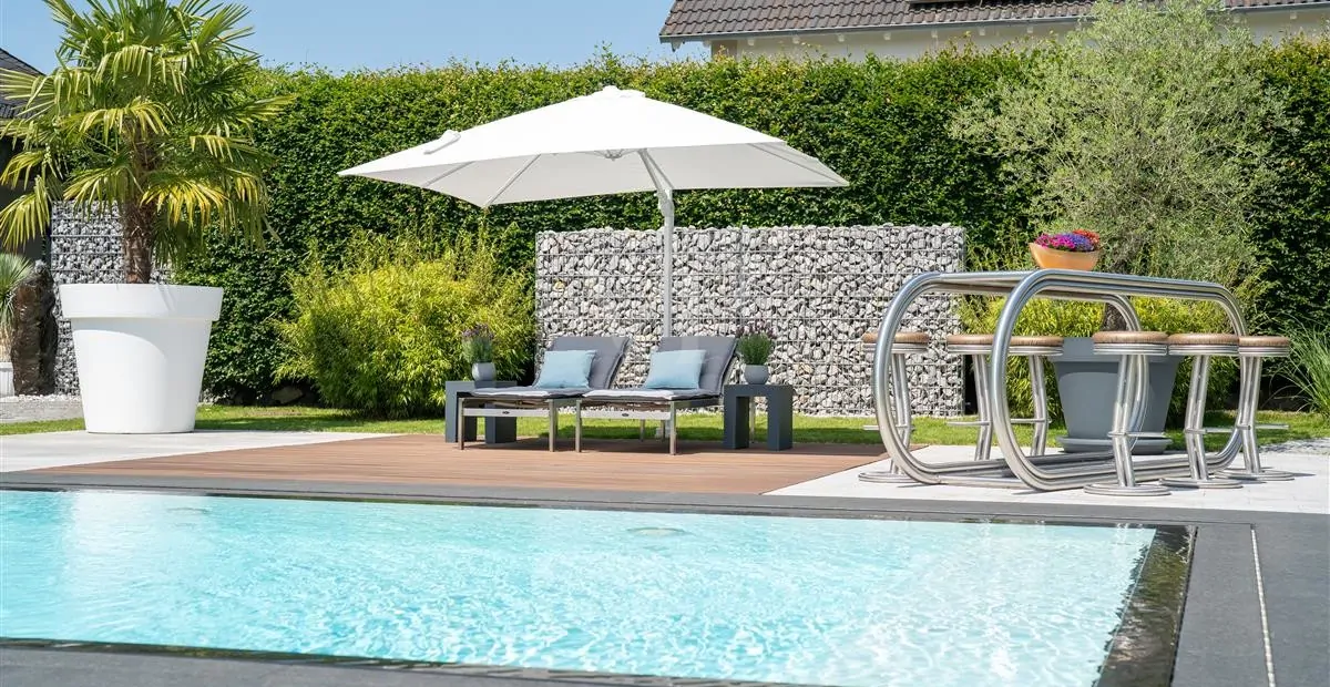 Blick zu den Sonnenliegen