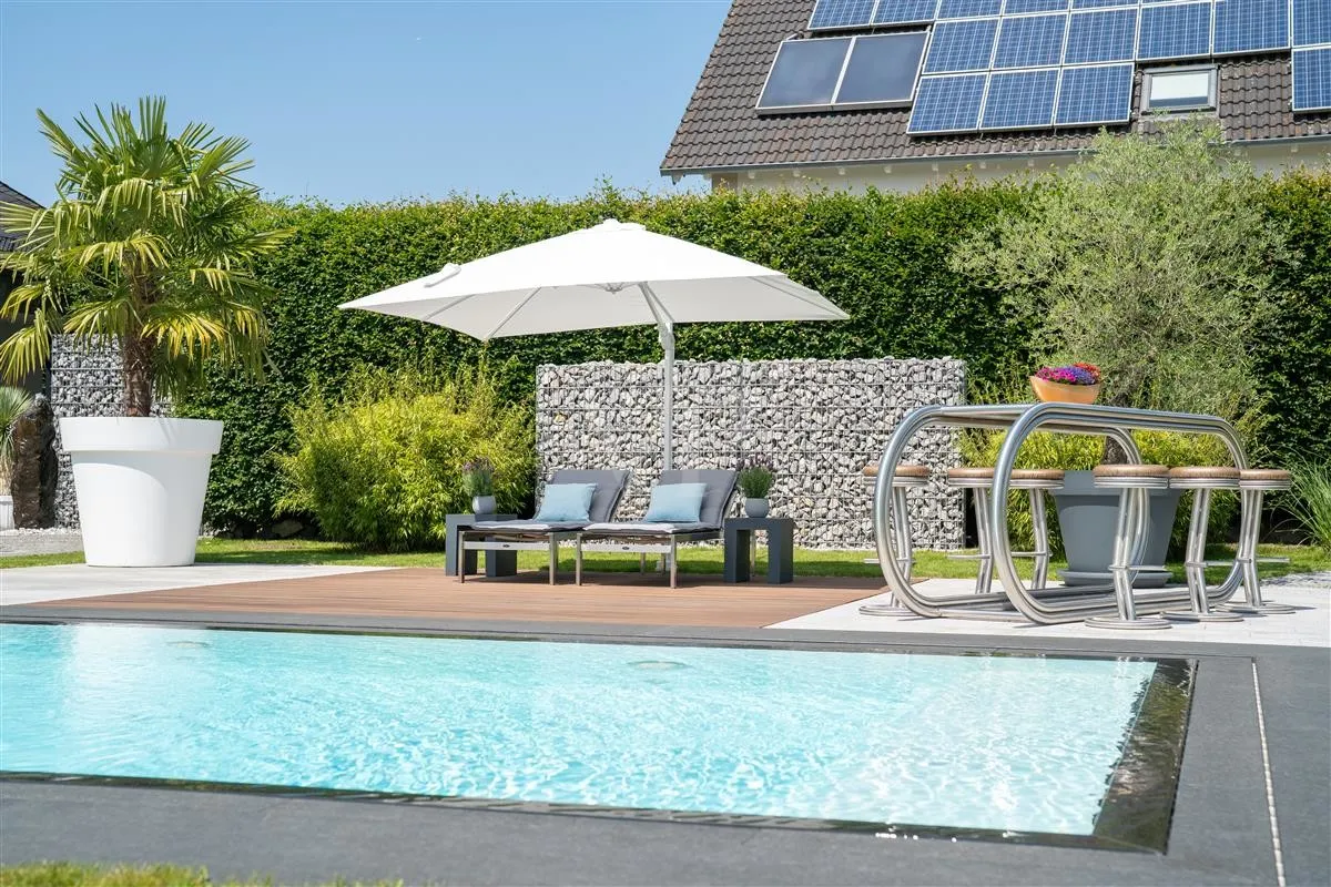 Blick zu den Sonnenliegen